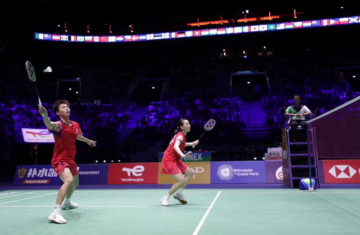 她高举国旗 她高举国旗